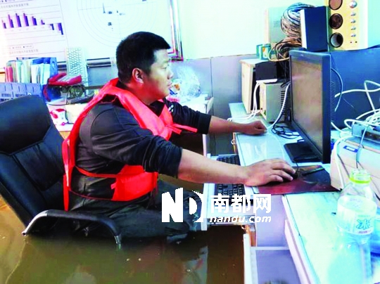 8月31日，黑龙江抚远气象局人员在工作中，洪水已将椅座淹没。图片来源：中国气象网