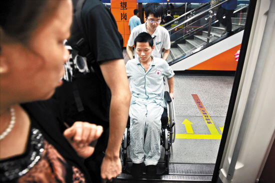 深圳女子被挤下地铁轨道 其夫称当时有人喊“救命”