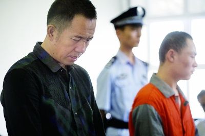 男子捅死室友逃逸后自首 亲戚协助逃跑同受审 男子捅死室友逃逸后自首 亲戚协助逃跑同受审