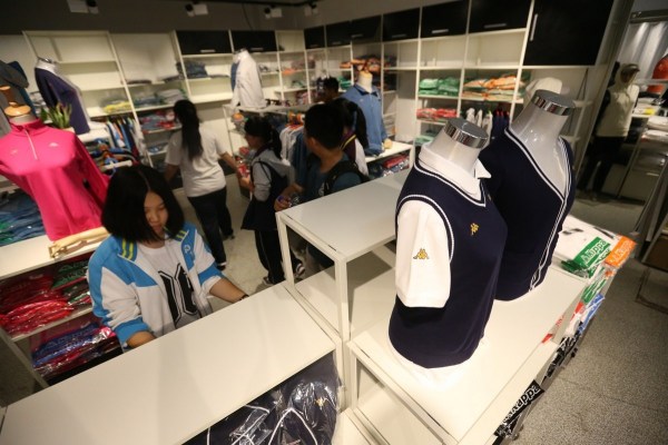 　9月12日，北京，十一学校在推出三大类、超过40款“最潮”校服，吸引学生抢购。
