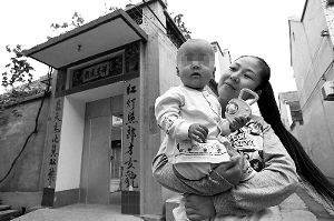 任女士抱着悦悦来到孩子的爷爷奶奶家一起过中秋节