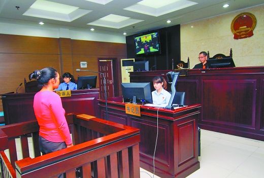    9月29日，万州区人民法院，被告王桂娟（化名）在庭审现场。 重庆晨报记者 胡杰 实习生 黄敬坤 摄