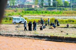 9日，警方在发现孩子遗体的庄浪河边调查。首席记者 裴强 摄