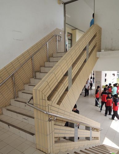 高职楼梯口传出情杀，吓坏一群学生。图片来源：台湾媒体