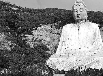 “黄袍加身”的蒙山大佛