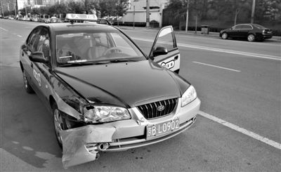 昨日，朝阳区林萃路，因连撞“克隆”车，的哥刘师傅的车辆受损送修。新京报记者 黄月 摄