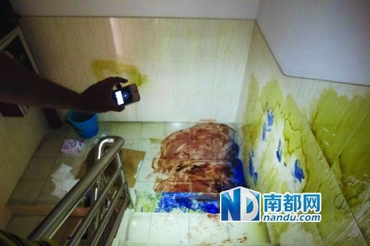 楼道里留下大片血迹。南都记者 王子荣 摄