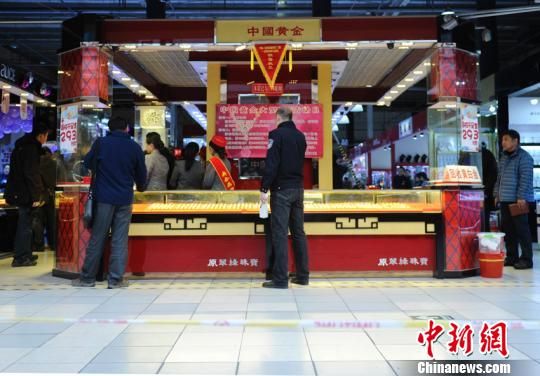 长春闹市一金店被抢目击者称抢劫者曾开两枪