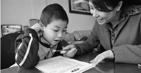 10岁绝症男孩无法行走 八位老师轮流上门送课