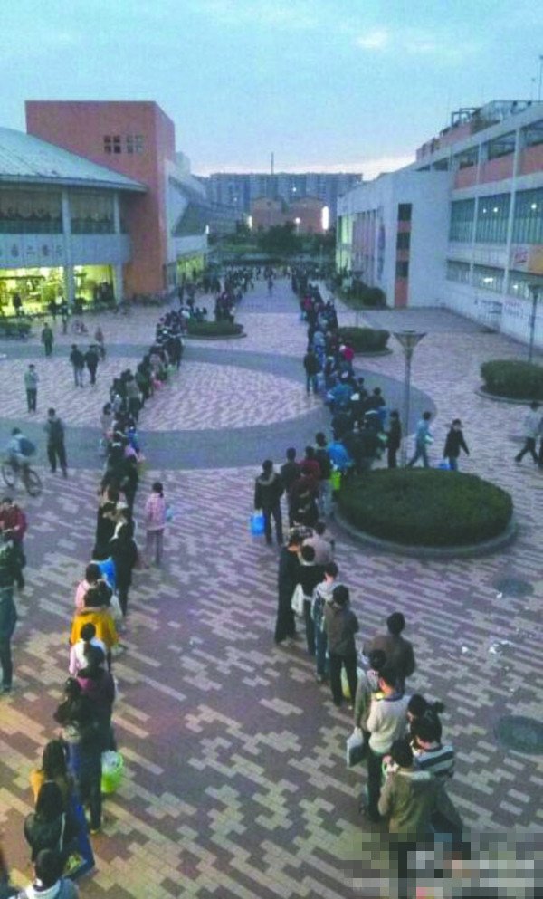 24日傍晚，川大江安校区浴室前排队“盛况”