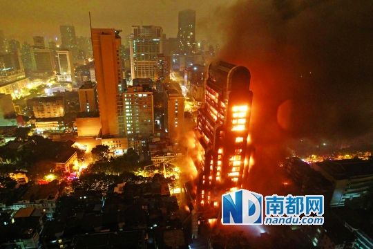 昨晚近7时，广州越秀区起义路217号建业大厦发生火灾。火势猛烈，将整栋大楼都烧了个通透。