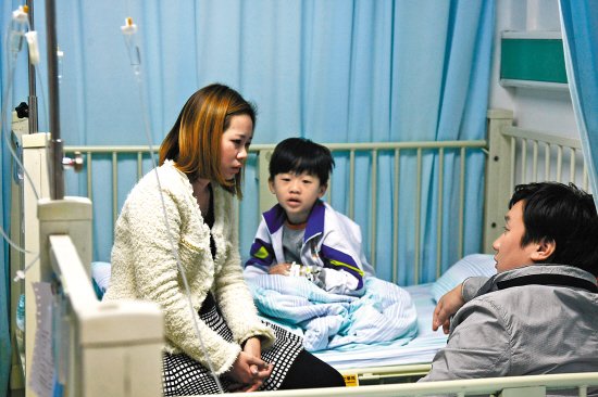 中毒学生在医院接受治疗 羊城晚报记者 宋金峪 摄