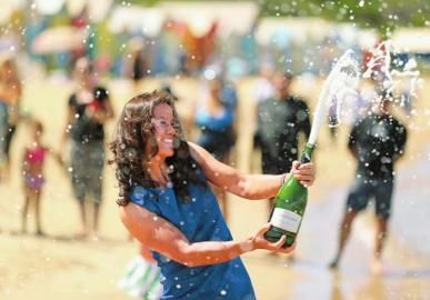 昨天，在澳大利亚的海滩上，欢庆的香槟喷洒出娜姐的快乐。
