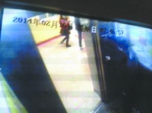 受伤的侯某逃出电梯，男子继续上行。