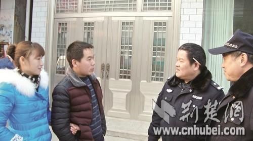 图为：文杨林与妻子请民警帮助还钱