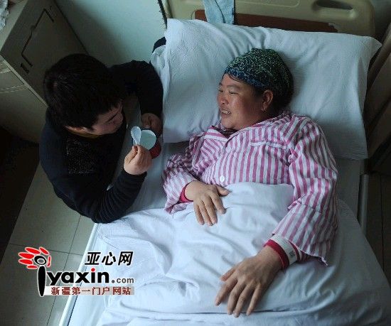 2月15日，马友红给病床上的母亲喂水喝，对于家庭现在的处境，身患重症的母亲也时而感到愧对儿子。亚心网记者 张已 摄