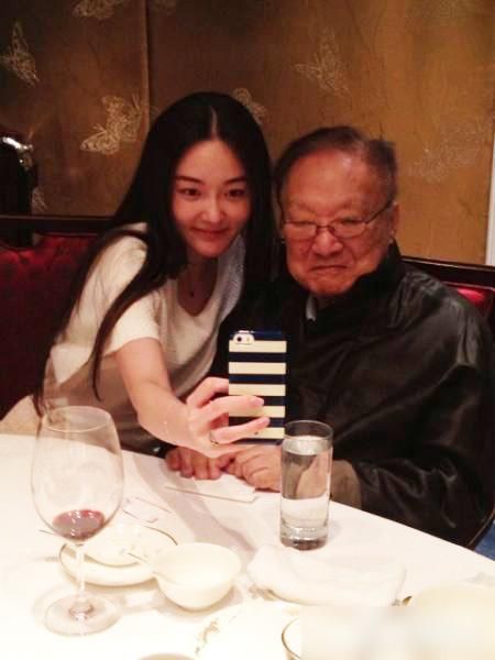 90岁金庸用餐近照曝光 与美女合影气色佳(图)