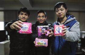 伍锋明（中）、杨尚文（左）与冯鹏举通过网上售卖卫生巾实现创业梦想。