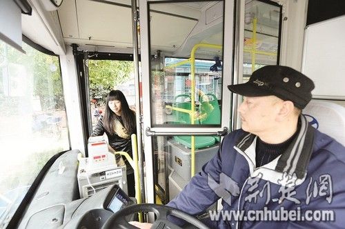 公交司机在身旁安玻璃门 防止乘客抢方向盘