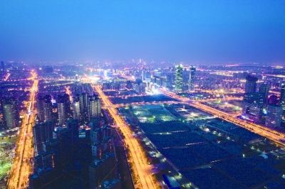 阮忠在青奥中心塔吊上拍摄的南京夜景。本版图片由阮忠提供