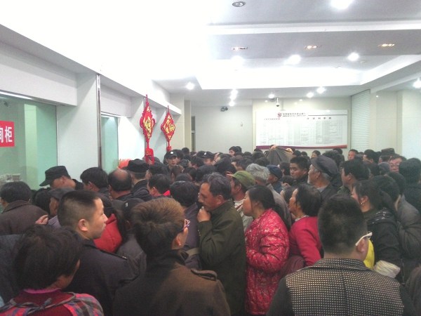 江苏射阳一银行被传倒闭 近千民众挤兑现金