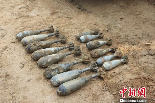 云南文山边防连续两天发现16枚战时遗留炮弹