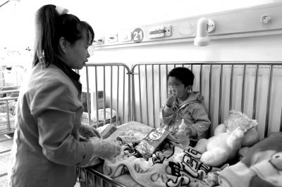 小朋友现在在和平里医院接受照顾。京华时报记者陶冉摄