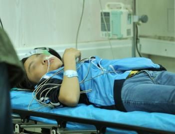 4月28日，成都新兴镇某中学女生喝百草枯后在华西医院治疗。