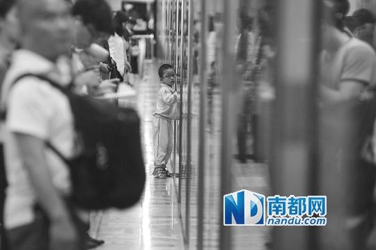 深圳龙华线乘客移动电源爆炸 300人从隧道疏散