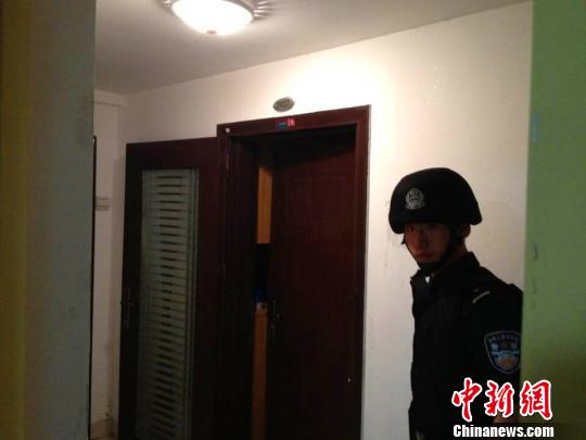 特警队员强行进入嫌疑人居住的单身公寓思超摄