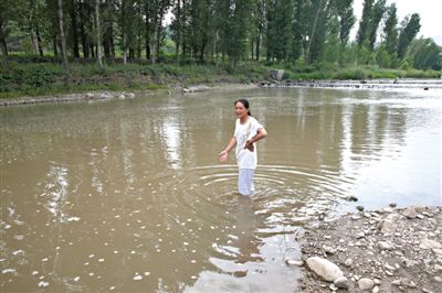 昨日，怀柔区宝山镇宝山寺村，溺亡男孩的母亲袁秀林下河，刚离开岸边不到一米远，水就漫过了她的膝盖。