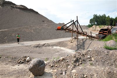 沙厂已经废弃，只留有几个沙堆。村民说，这里已停工超过两年，不过仍对外销售沙子。