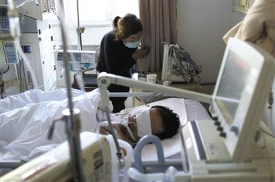 昨日,北京306医院,于尚清躺在病床上,情况与昨天相比没有好转,仍未脱离生命危险。记者 周岗峰 摄 昨日,北京306医院,于尚清躺在病床上,情况与昨天相比没有好转,仍未脱离生命危险。记者 周岗峰 摄