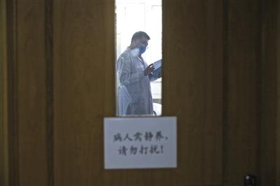 306医院,于尚清的病房门上贴着“病人需静养,请勿打扰”的提示。 306医院,于尚清的病房门上贴着“病人需静养,请勿打扰”的提示。