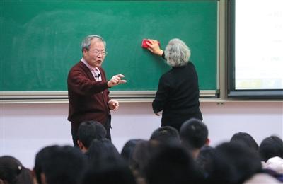 前晚，中科院内，吴乃虎教授正在讲课。由于吴乃虎身体不太好，一旁的妻子黄美娟帮他擦黑板。记者 浦峰 摄