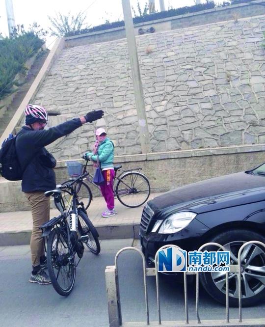 老外在中国阻止轿车使用自行车道 网友点赞