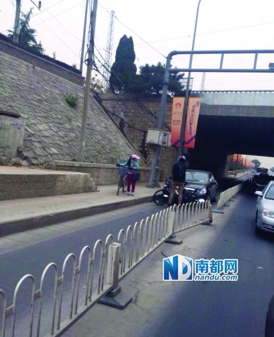老外在中国阻止轿车使用自行车道 网友点赞