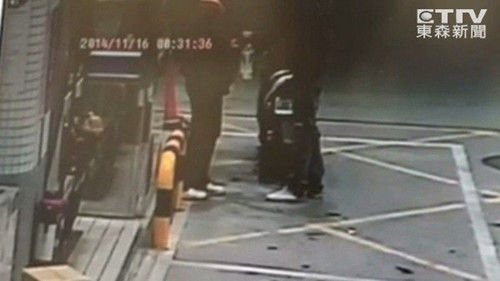 监视器拍下男子骑车到加油站买由。图自东森新闻