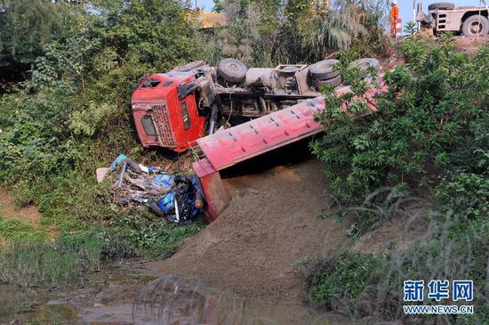 广西一大货车与面包车相撞致8死 货车司机被控制