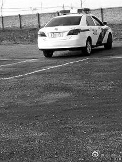 一辆车牌号 为“ 陕DD173”的制式警车停在一个划着白线的场地上，车身标有“司法”字样