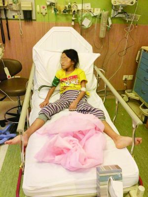病危的8岁中国女孩菲比。