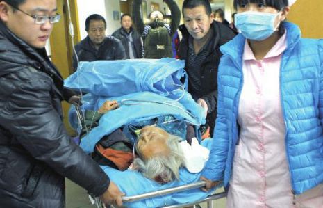 排队领免费白菜，86岁老太摔倒颅内出血。
