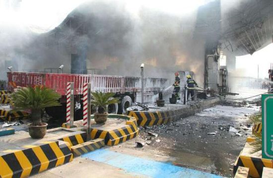 经过消防人员的全力扑救，火势被成功扑灭，无人员伤亡。