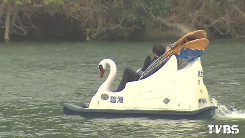 “太累了来救我” 两女天鹅船踩不动打119