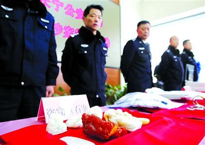 昨天，上海市公安局长宁分局向管辖区内市民发放被盗物品。
