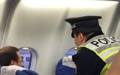 网友拍摄的民警上机带走男子图。微博网友图
