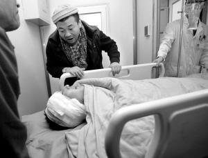 “兄弟，还认得我不？”“认识，兄弟！”27日下午发生在省四医院手术室外温情的一幕。