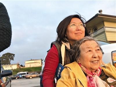 2015年春节，安荣和母亲在美国西部一个小镇上的合影。