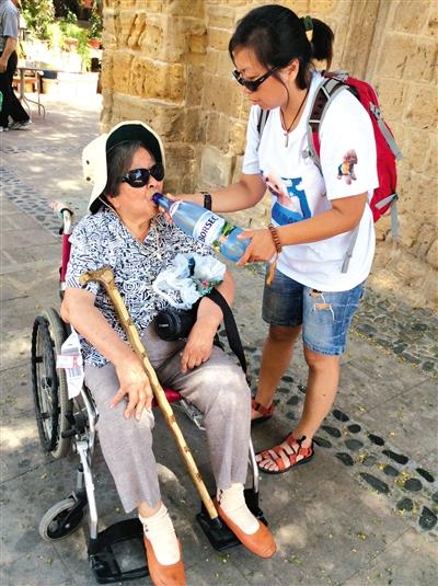 2014年7月，在塞浦路斯旅行期间，安荣照顾母亲喝水。安荣供图