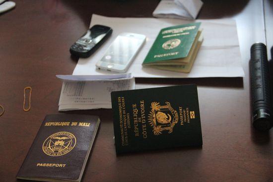 非洲小伙持3张护照违法办理信用卡 套现被判1年